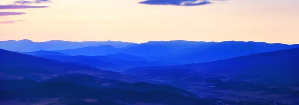 Горные холмы до восхода солнца — стоковое фото