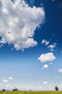 derin mavi gökyüzü üzerinde büyük bulut