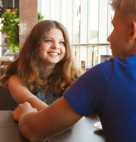 Пара подростков в кафе крупным планом портрет — стоковое фото