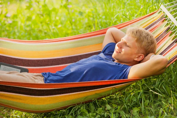 Ung man avkopplande i hängmatta — Stockfoto