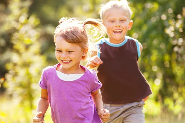 Niños juegan felices —  Fotos de Stock