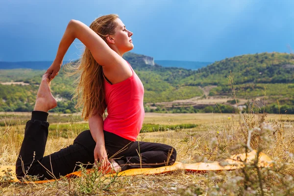 Практика йоги в безлюдных горной местности — стоковое фото