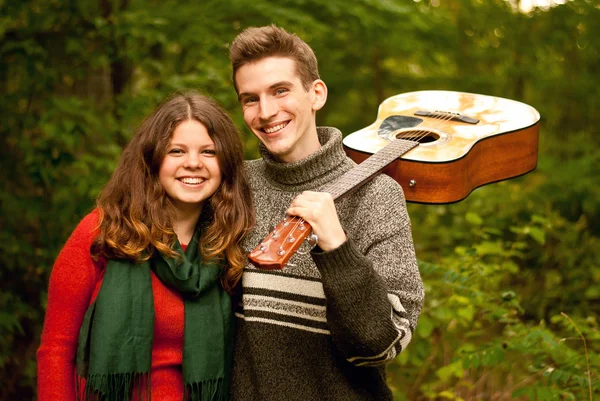 Gelukkig tienerjaren: camping, gitaar, eerste liefde... — Stockfoto