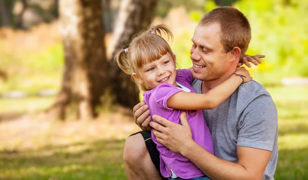 Piccola figlia giocare con suo padre — Foto Stock