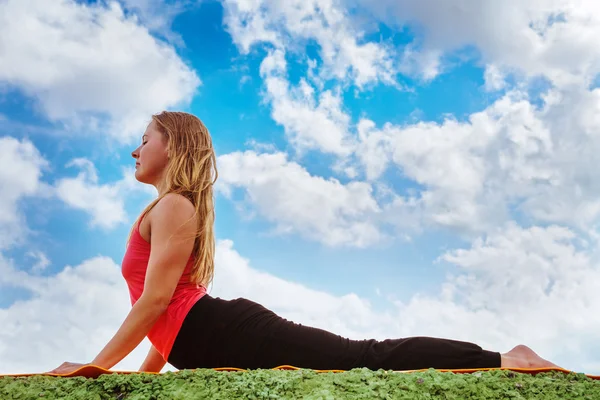 Mujer joven Mostrar posición de yoga cobra perfectamente — Foto de Stock