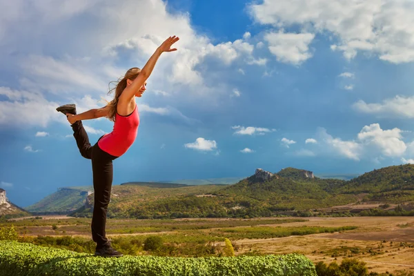 Yoga praxis utomhus — Stockfoto