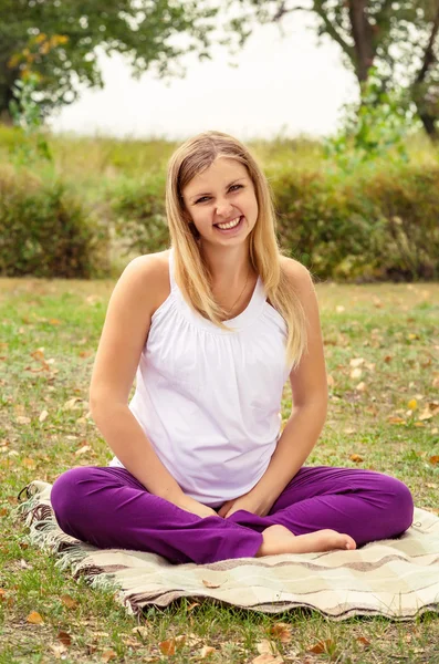 Pretty young pregnant woman relaxing outdoor — Stock Photo, Image