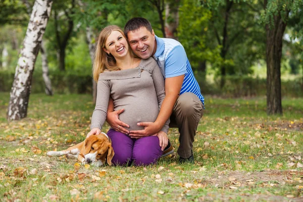 Happy smiling future parents on the walk — Stock Photo, Image