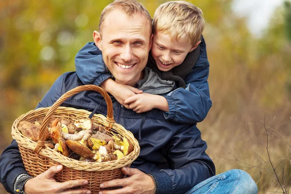 Père et fils avec un panier de champignons — Photo