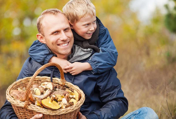 Отец и сын с грибами — стоковое фото