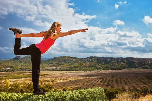 Mujer joven hacer yoga pose — Foto de Stock