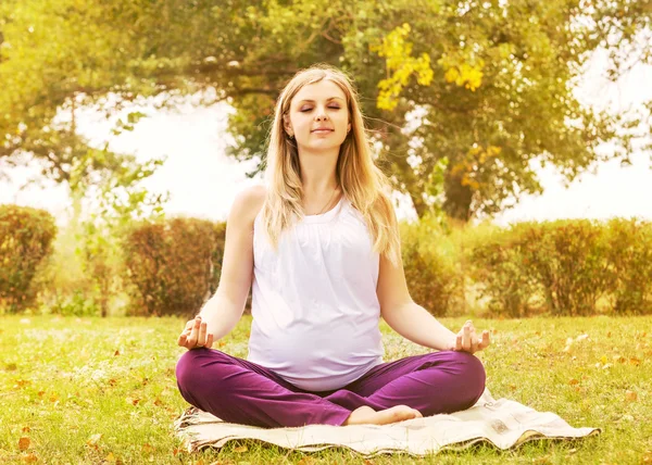 Pregnant woman training relax breathing — Stock Photo, Image