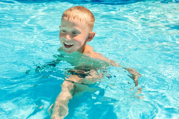 Küçük çocuk havuzunda yüzüyor — Stok fotoğraf