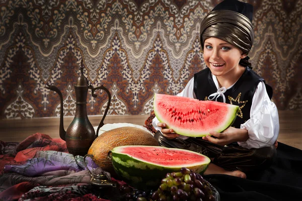 Oost-jongen met watermeloen portret — Stockfoto