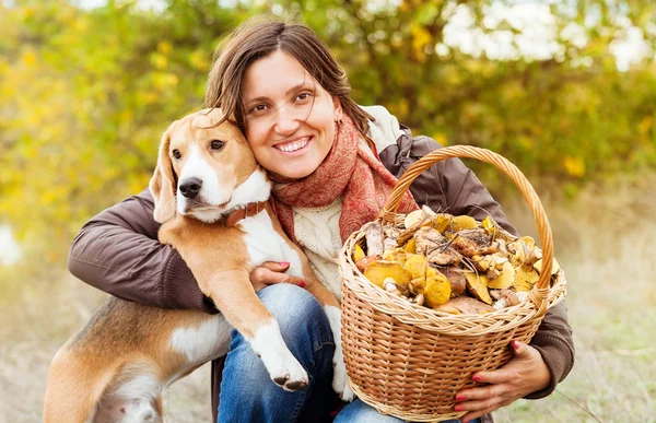 Mooie vrouw met haar favoriete huisdier in herfst bos — Stockfoto