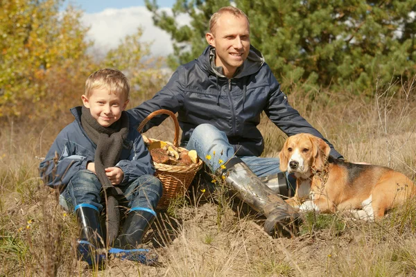 Padre con figlio e pet poggiante sulla radura della foresta — Foto Stock