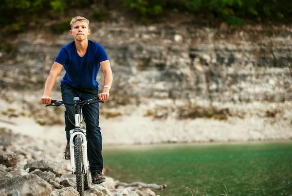 Extrem cykling i berg — Stockfoto