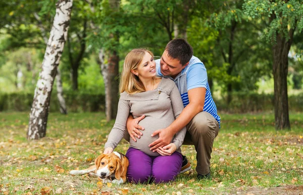 Счастливая пара будущих родителей на прогулке — стоковое фото