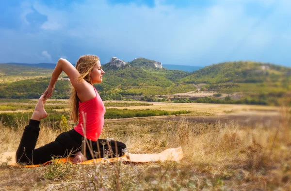 Ung kvinna har utomhus yoga praxis — Stockfoto