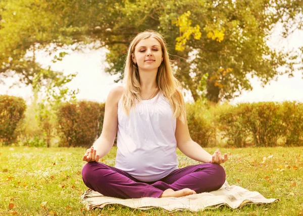 Pregnant woman training relax breathing — Stock Photo, Image