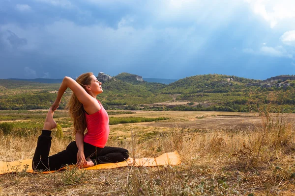 Utomhus yoga praxis — Stockfoto