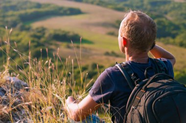 Telefonla konuşurken dağcı