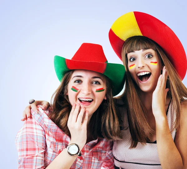 Δύο κορίτσια ευτυχισμένη ουρλιάζοντας - φίλαθλοι — Φωτογραφία Αρχείου