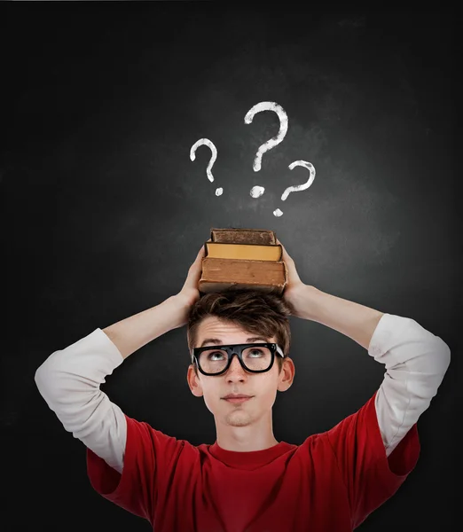 Neugierige Schüler Junge in der Nähe von Tafel — Stockfoto