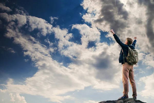 Man met overwinning gebaar op de bovenkant van berg — Stockfoto