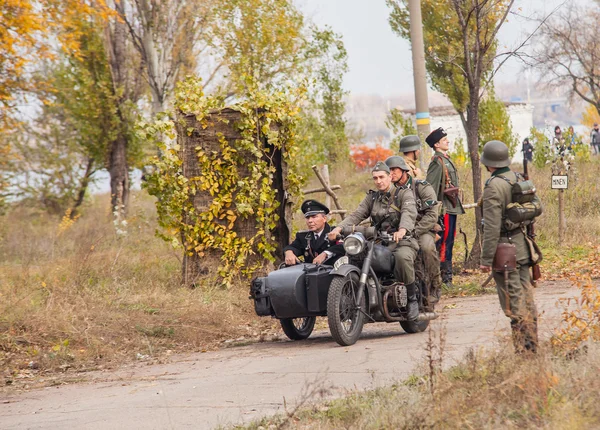 Members of Historical reenactment battle for liberation — Stock Photo, Image