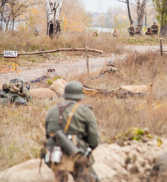 Members of Historical reenactment battle for liberation — Stock Photo, Image