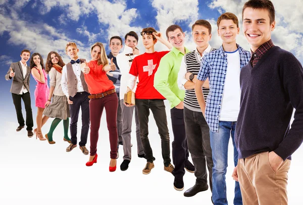 Grote groep gelukkig veelkleurige gekleed tieners — Stockfoto