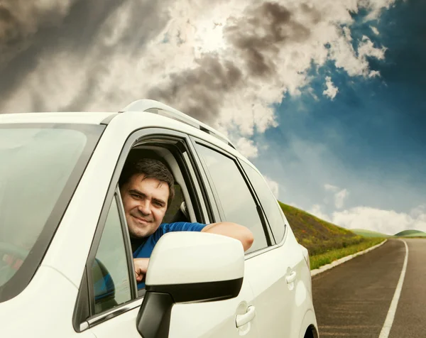Чоловік керує своєю машиною — стокове фото