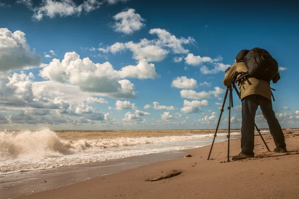 Landscape photographer work on sea coast — Stock Photo, Image