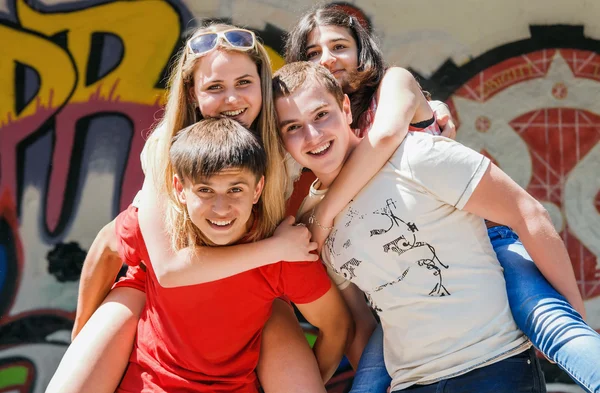 Glückliche Teenager-Freunde — Stockfoto