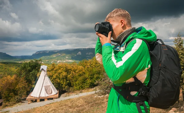 Man makes outdoor shots — Foto de Stock