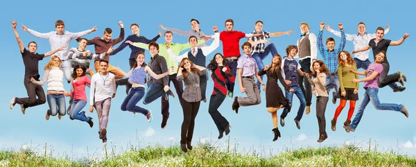 Gran grupo de adolescentes saltando juntos — Foto de Stock