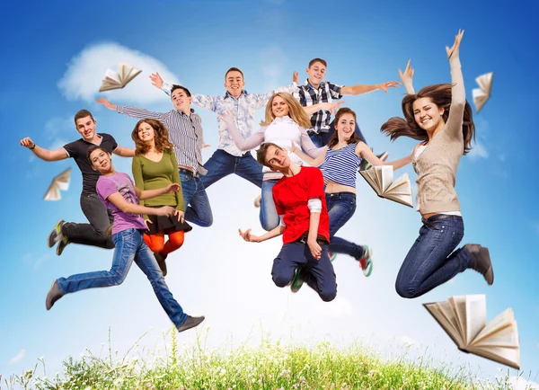Felizes adolescentes saltando — Fotografia de Stock