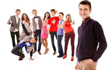 Bir grup mutlu genç insan.
