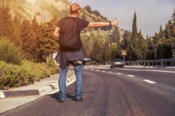 Hitchhiking Reisenden auf der Straße — Stockfoto