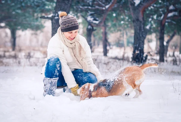 Mutlu bir kadın onu evde beslenen hayvan ile oynama — Stok fotoğraf