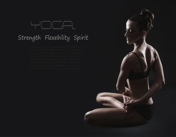 Slim mulher na torcida yoga pose — Fotografia de Stock