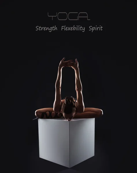 Fundo de ioga com garota flexível slim — Fotografia de Stock
