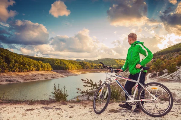 Ung man med cykel — Stockfoto