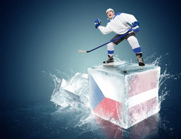 Tsjechische Republiek - Letland spel. Spunky hockeyspeler op ijsblokje — Stockfoto