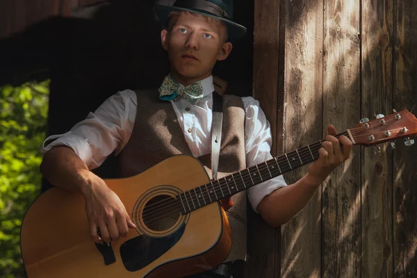 Joven guitarrista toca la guitarra acústica — 图库照片