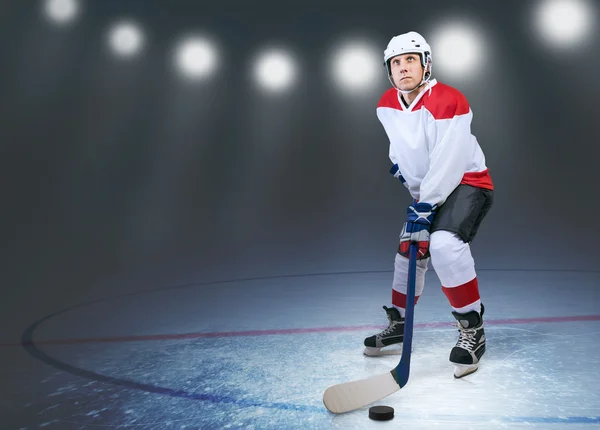 Hockey player on the ice — Stock Photo, Image