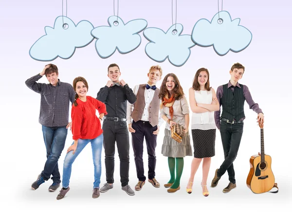 Улыбающиеся молодые люди группа с забавными облаками мультфильмов — стоковое фото