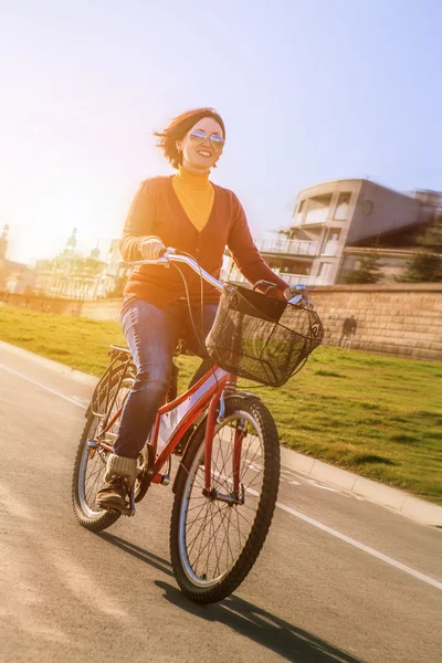 Glückliche junge Frau Fahrt mit dem Fahrrad — Stockfoto