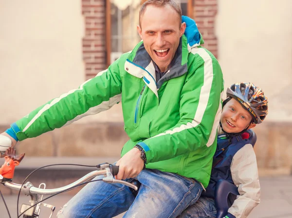 Pai, retrato emocional com ciclismo de bicicleta juntos — Fotografia de Stock